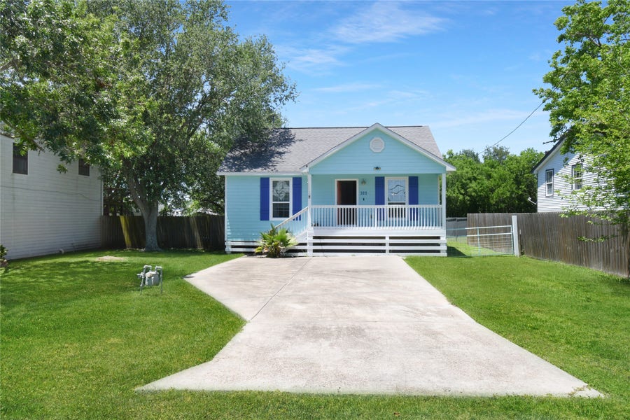 Property photo for 320 10th Street, Dickinson, TX