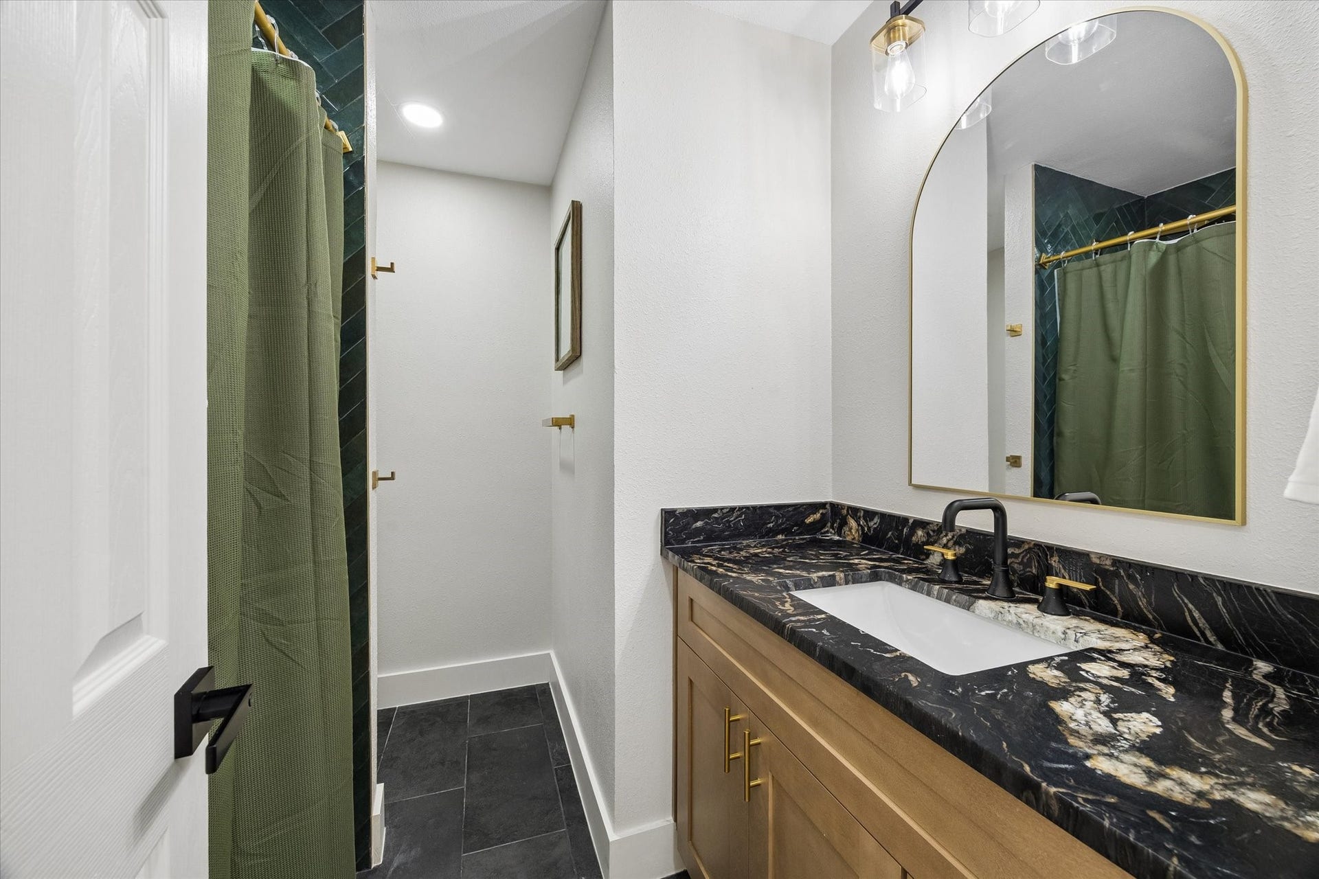 2302 Ashford Hollow Lane, Houston, TX 77077 Secondary bathroom has been beautifully updated with fresh paint and modern fixtures.