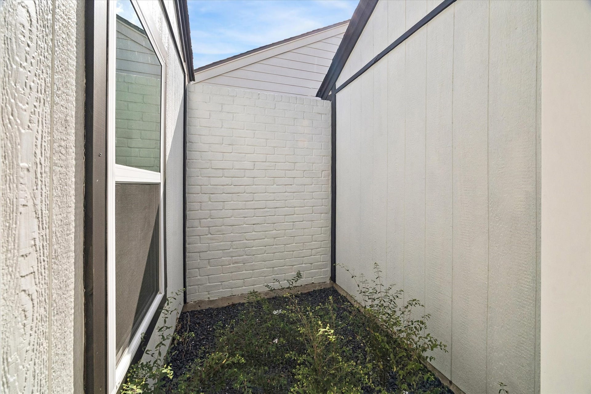 2302 Ashford Hollow Lane, Houston, TX 77077 This charming side courtyard is the perfect place for a garden area.