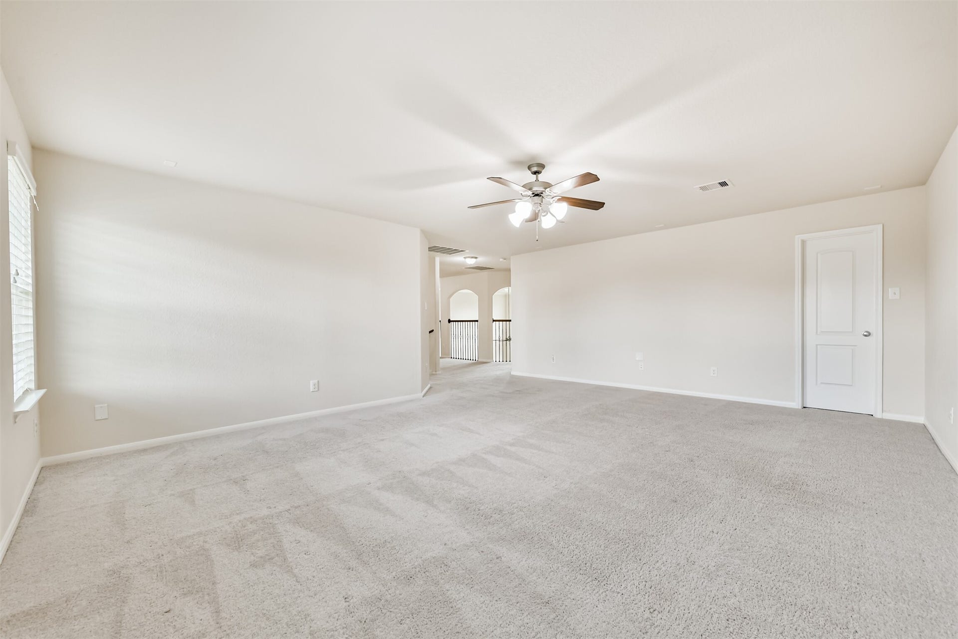 2811 Afton Drive, Pearland, TX 77581 Expansive upstairs game room, perfect for entertainment and relaxation.
