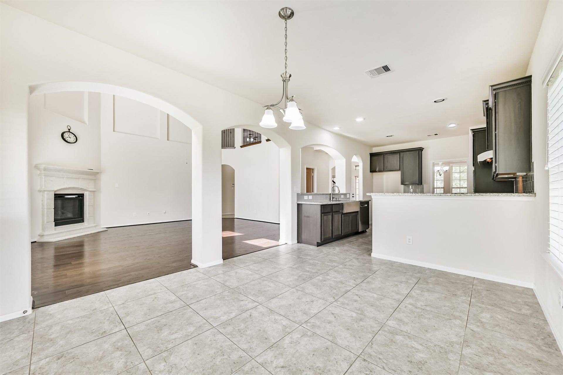2811 Afton Drive, Pearland, TX 77581 Bright and inviting breakfast area with tiled flooring, seamlessly connected to the kitchen, perfect for casual dining and morning coffee.