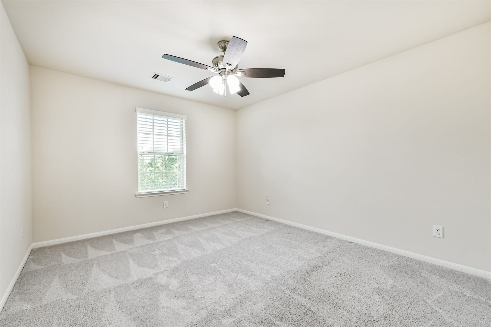 2811 Afton Drive, Pearland, TX 77581 Bedroom 4 - Spacious upstairs bedroom with abundant natural light and modern ceiling fan.