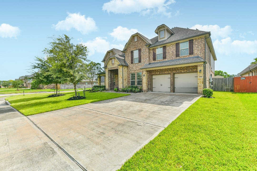 2811 Afton Drive, Pearland, TX 77581 Discover your dream home! This stunning brick house offers timeless elegance, a spacious driveway, and a beautifully manicured lawn. Perfect for comfortable living and entertaining.