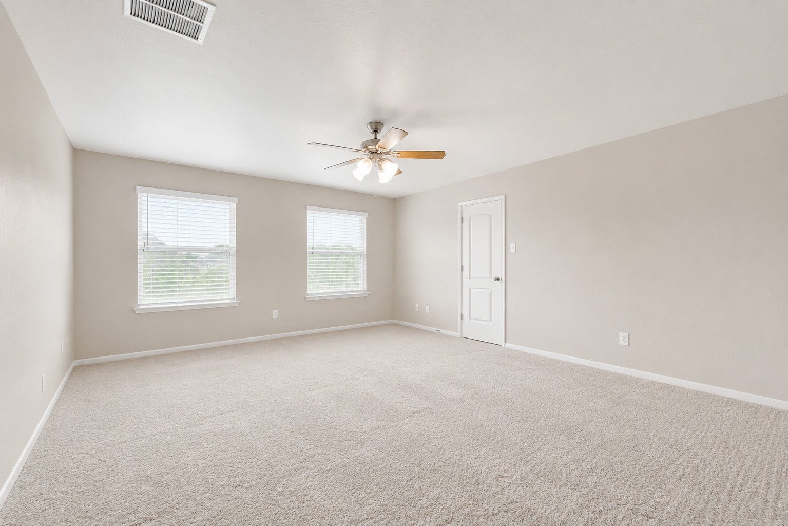 2811 Afton Drive, Pearland, TX 77581 Bedroom 2 - Bright and spacious upstairs bedroom with vibrant colors and plenty of natural light.