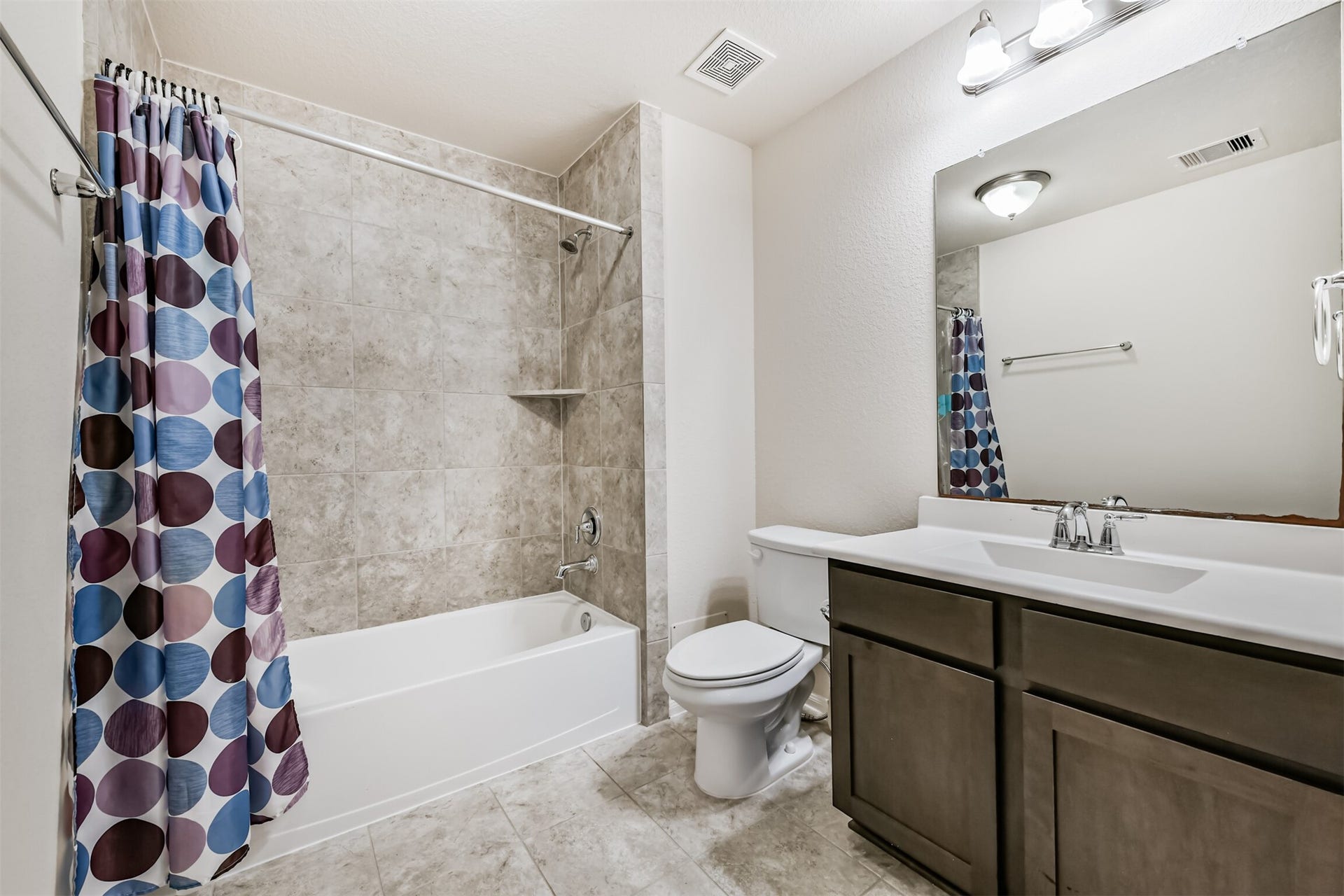 2811 Afton Drive, Pearland, TX 77581 Spacious full bathroom on the upper level.
