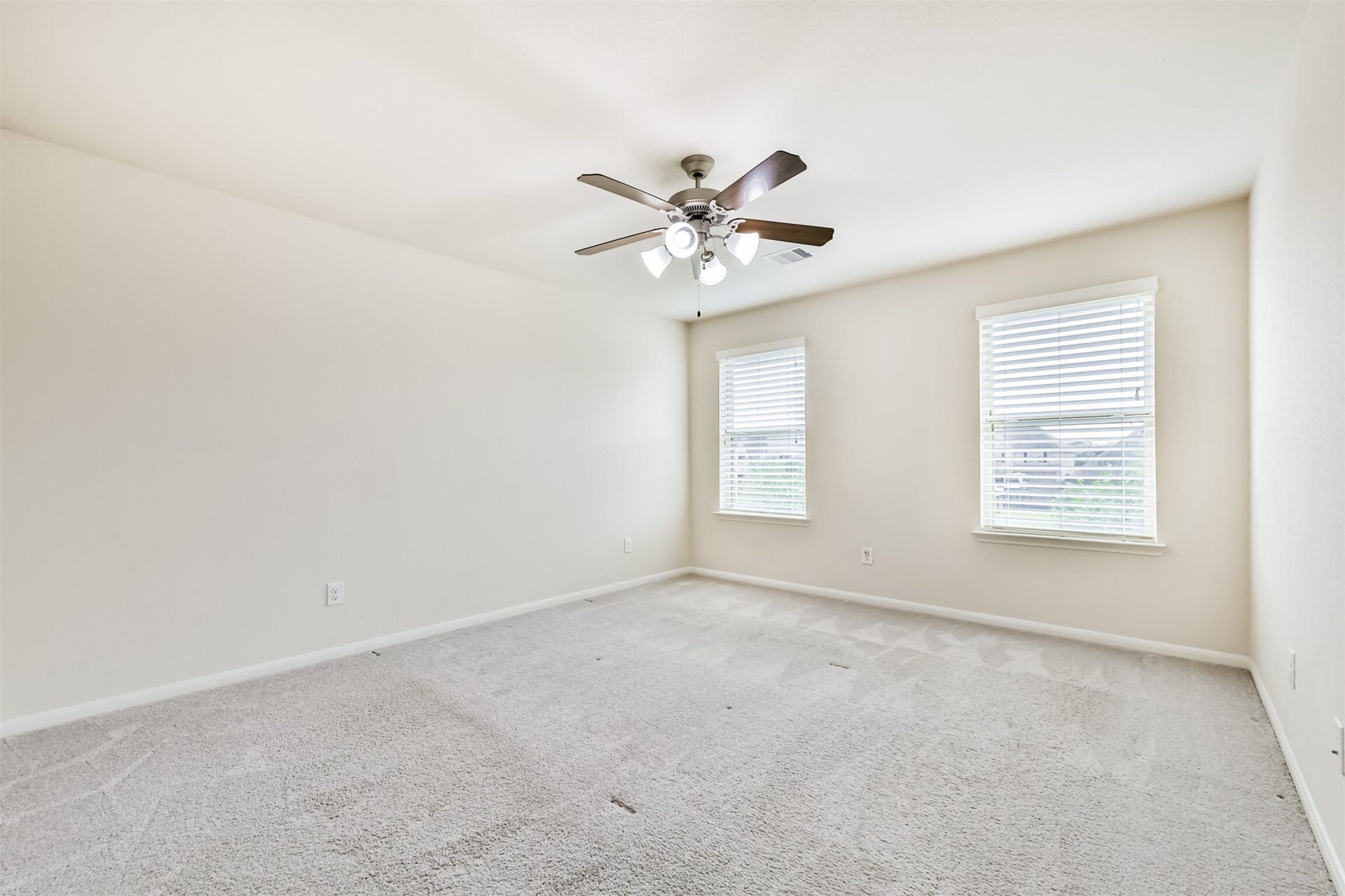 2811 Afton Drive, Pearland, TX 77581 Bedroom 5 - Bright and spacious upstairs bedroom with ample natural light.