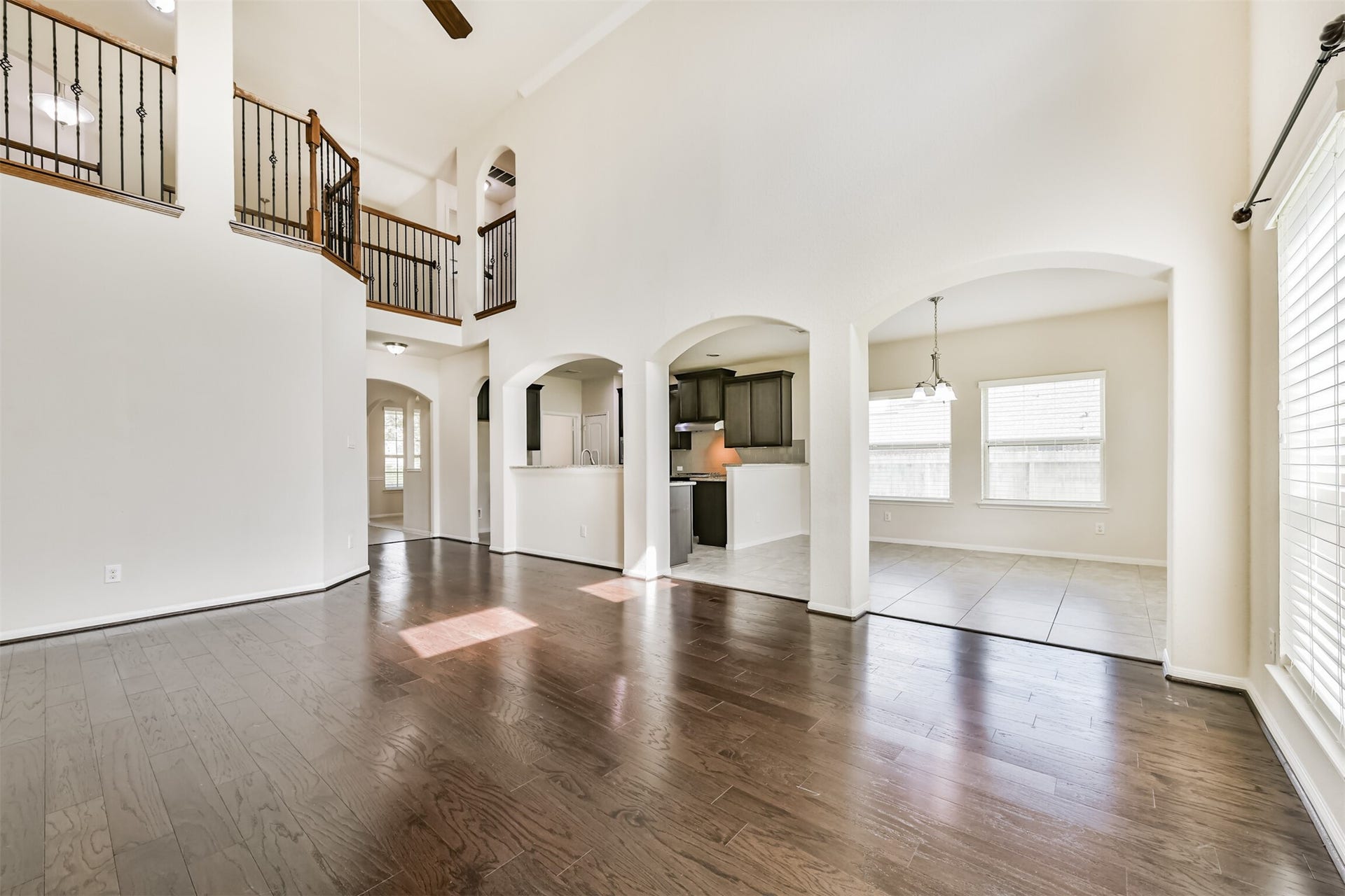 2811 Afton Drive, Pearland, TX 77581 Spacious and bright living area with high ceilings, elegant flooring, and seamless flow into the kitchen and dining spaces. Perfect for entertaining!