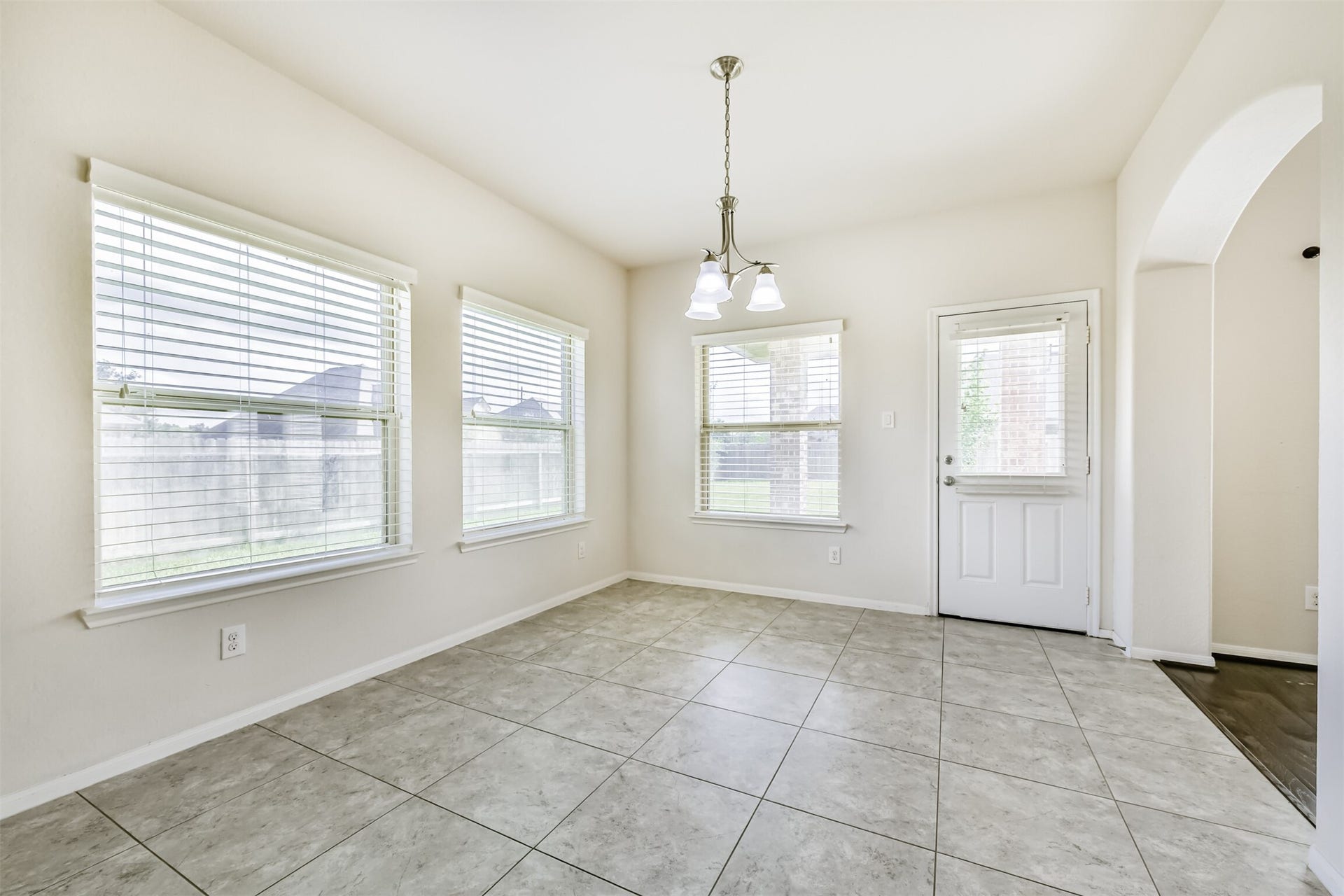 2811 Afton Drive, Pearland, TX 77581 Bright and welcoming breakfast nook with ample natural light, perfect for enjoying your morning coffee.
