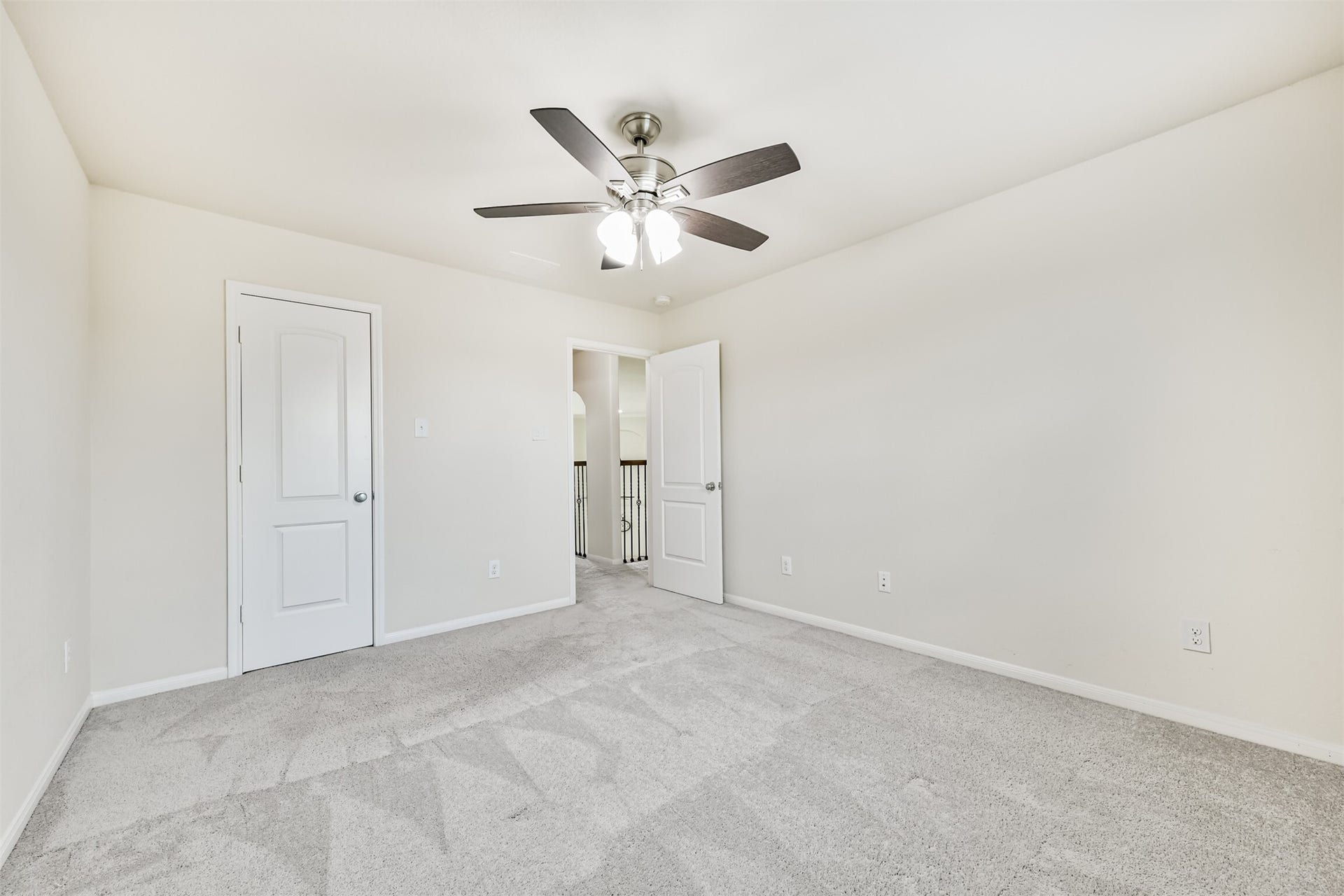 2811 Afton Drive, Pearland, TX 77581 Bedroom 4 - Spacious and bright, perfect for relaxation.