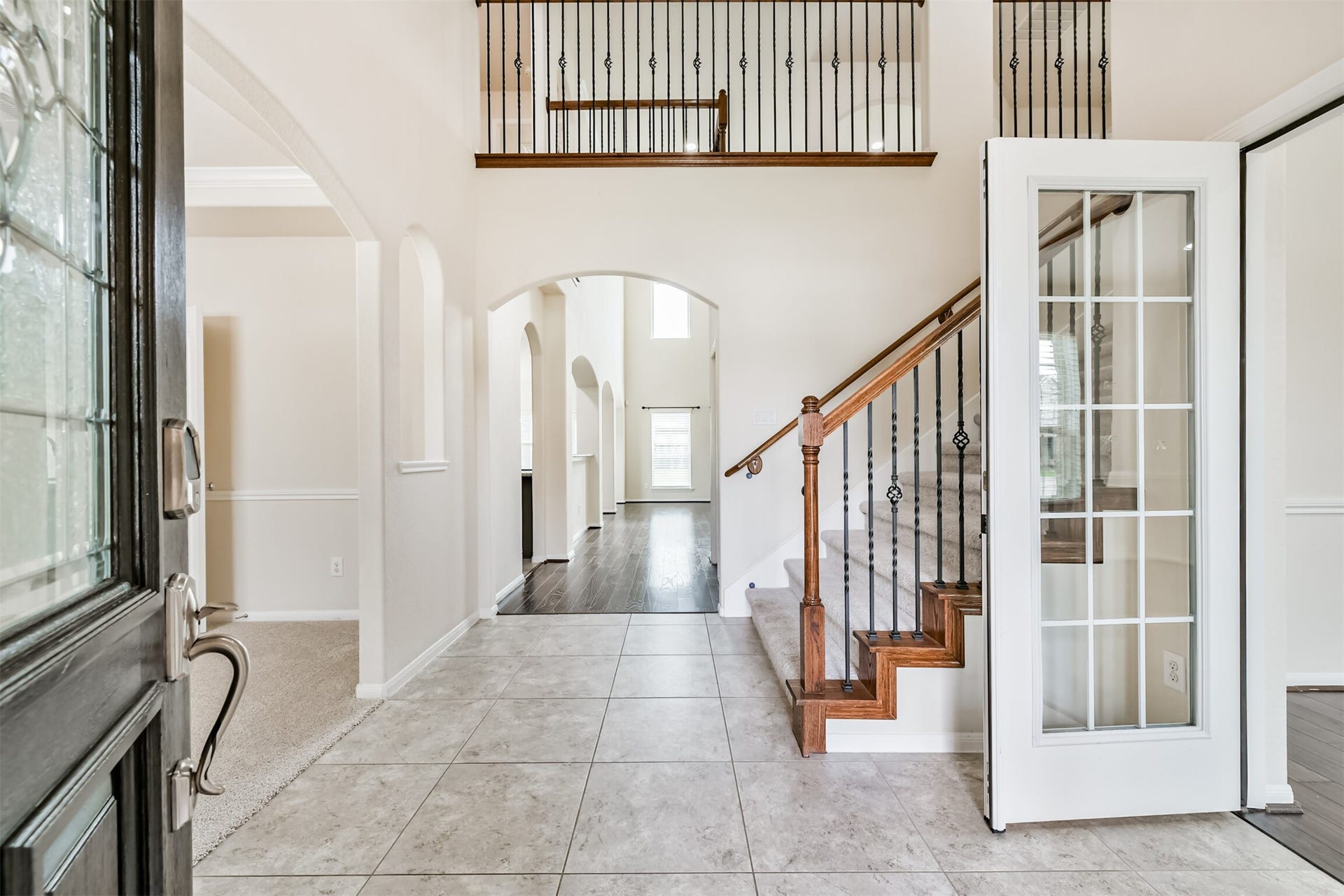 2811 Afton Drive, Pearland, TX 77581 Welcome to a grand foyer featuring elegant tile flooring, a striking staircase, and abundant natural light, setting the tone for the rest of this beautiful home.