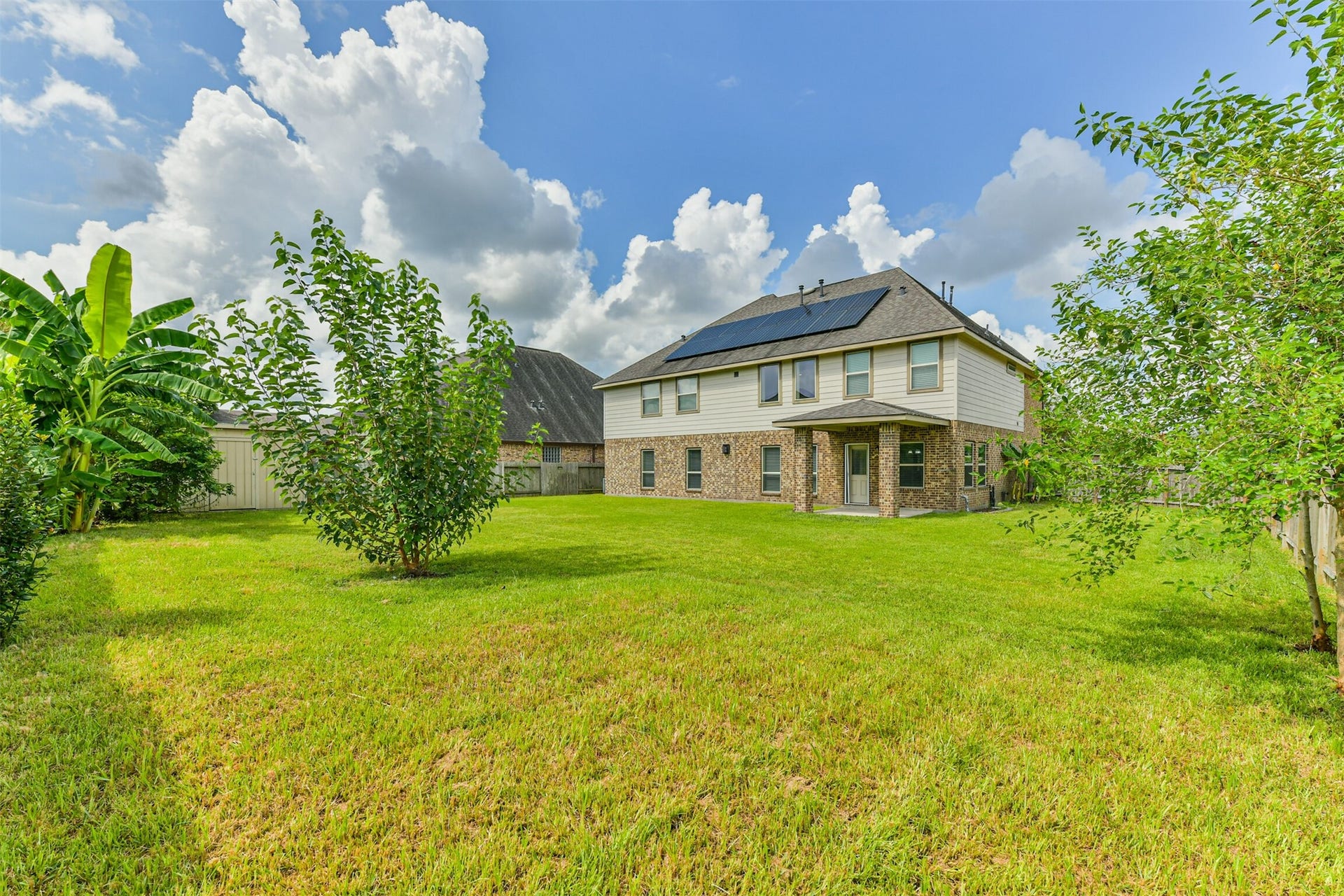 2811 Afton Drive, Pearland, TX 77581 This spacious backyard is perfect for entertaining, gardening, playing, or simply relaxing under the open sky.