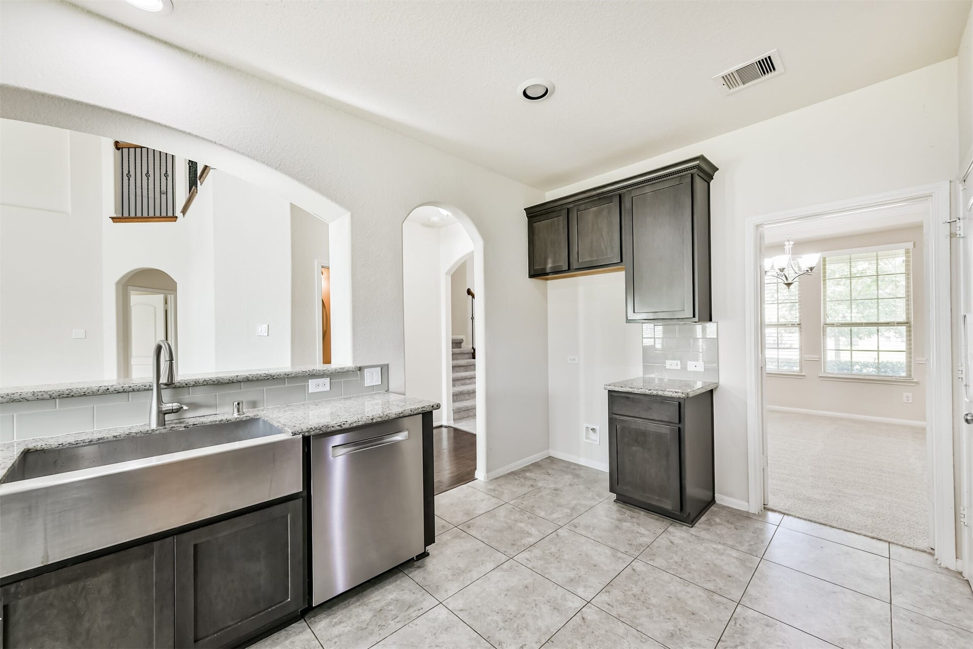 2811 Afton Drive, Pearland, TX 77581 Modern kitchen with sleek granite countertops, stainless steel appliances, and ample cabinet space, perfect for culinary enthusiasts.
