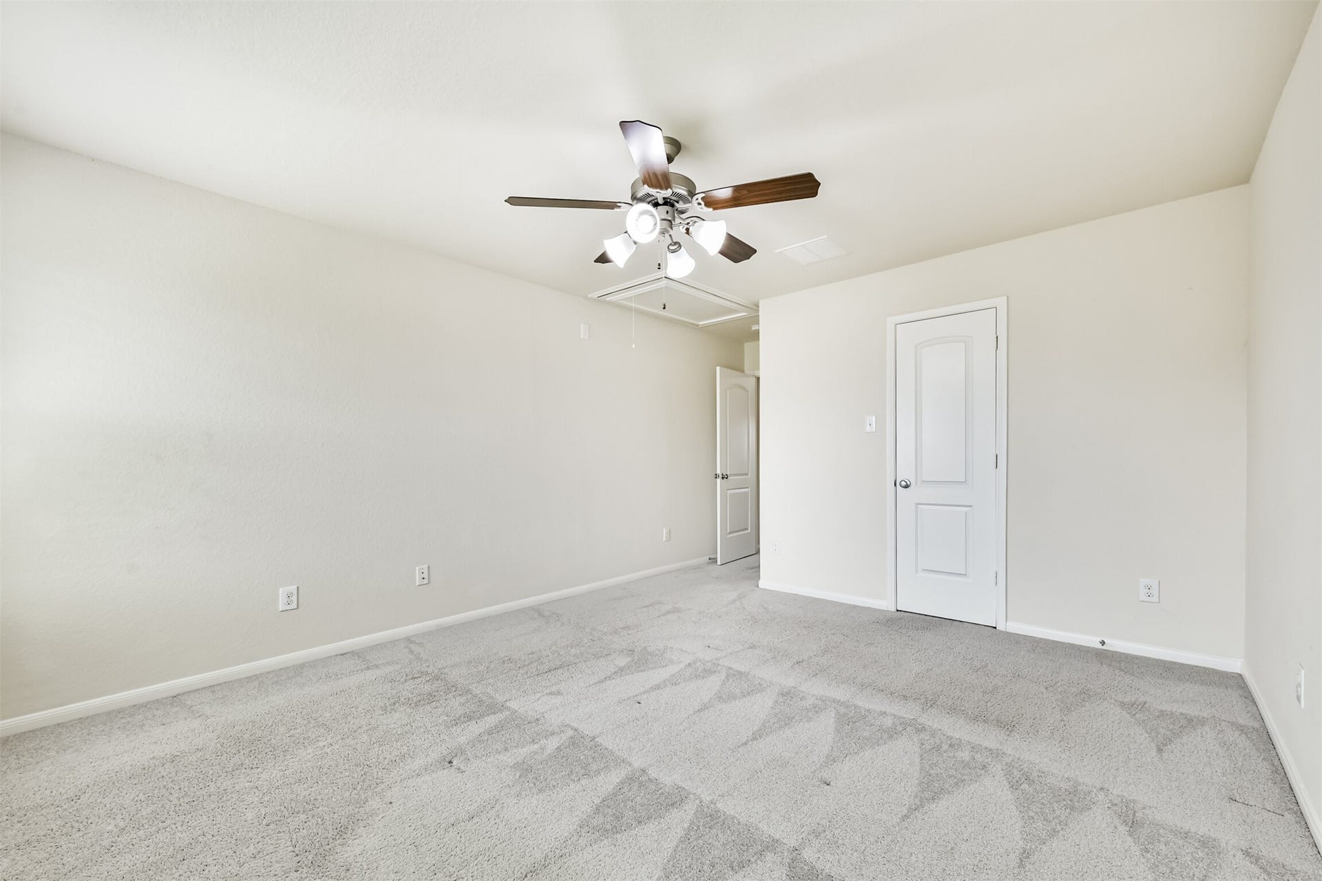 2811 Afton Drive, Pearland, TX 77581 Bedroom 5 - Offers a spacious and bright retreat, perfect for relaxation.