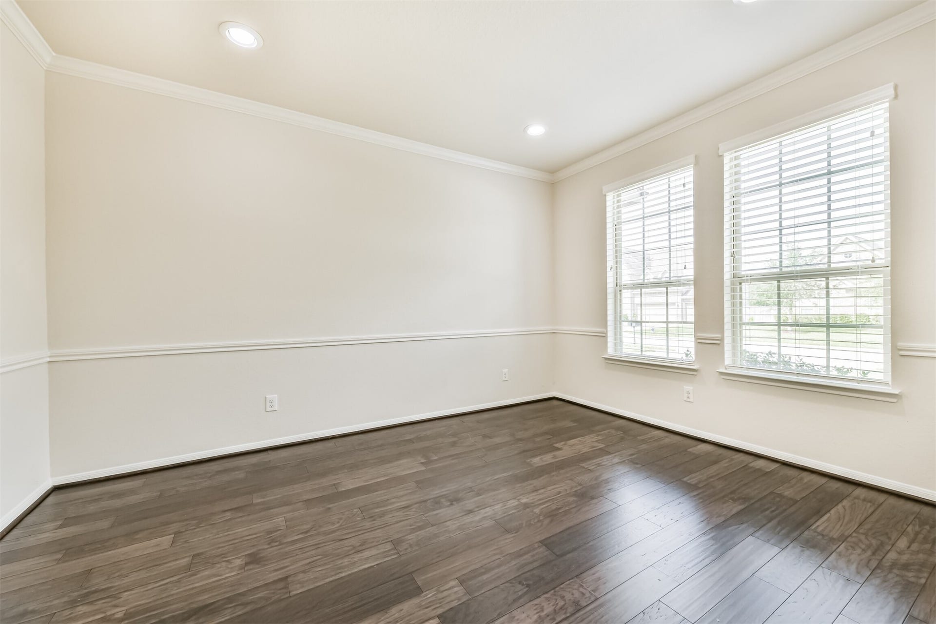 2811 Afton Drive, Pearland, TX 77581 Elegant living space with abundant natural light, perfect for entertaining or relaxing.