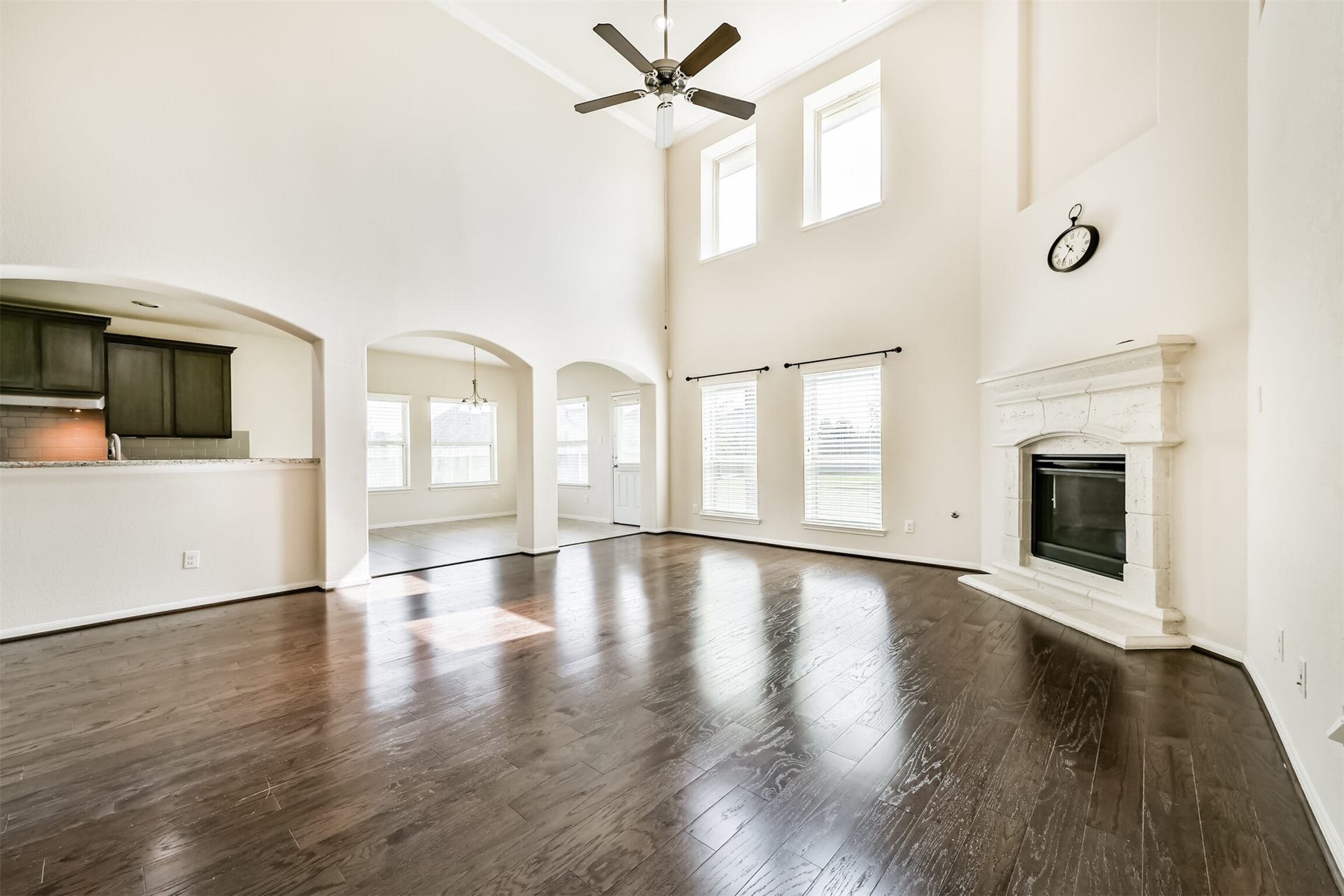 2811 Afton Drive, Pearland, TX 77581 Bright and spacious living area with soaring ceilings, elegant floors, and a cozy fireplace. Perfect for entertaining and relaxing.