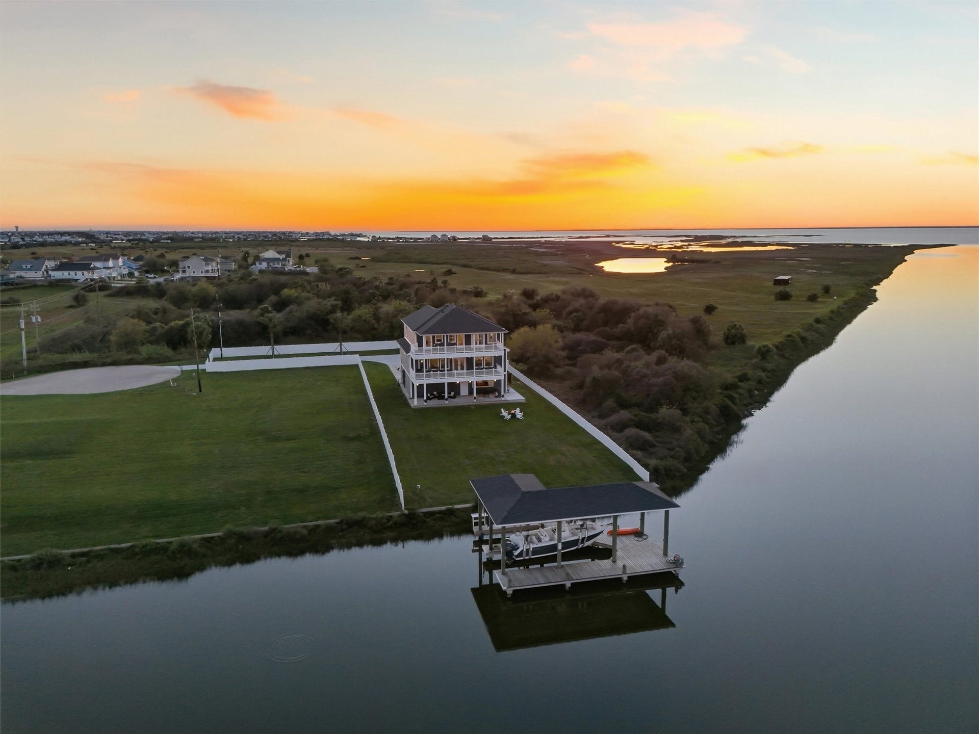 3900 Galleon, Galveston, TX 77554 Endless unobstructed sunsets!