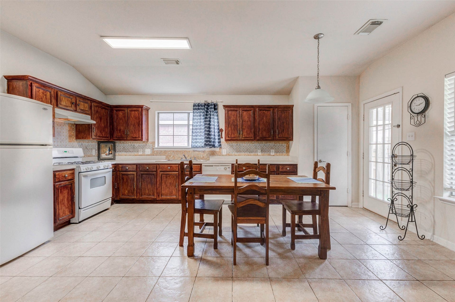21211 Arcadia Park Lane, Humble, TX 77338 Well-appointed kitchen featuring extensive cabinetry, durable countertops, and a practical layout that maximizes efficiency. A gas range and ample prep space make cooking a breeze, while the adjacent dining area keeps everything connected. Bright lighting and clean finishes create a welcoming environment for everyday use.