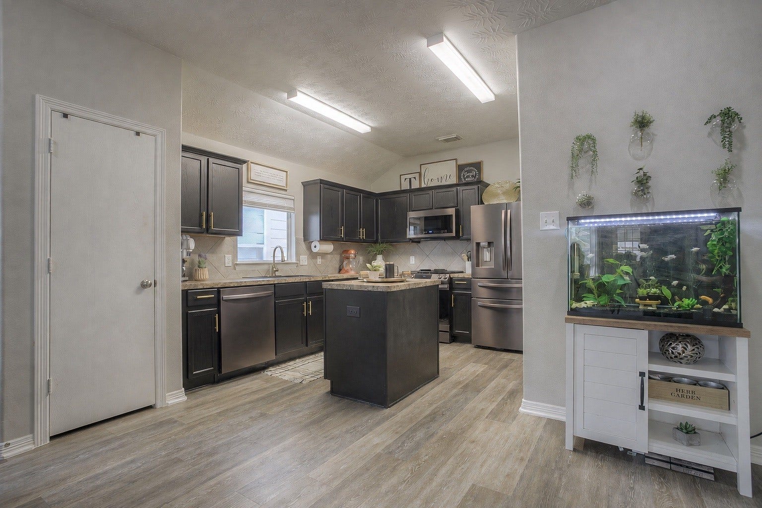 5049 Willow Point Drive, Conroe, TX 77303 5049 Willow Point Drive, Conroe, TX 77303