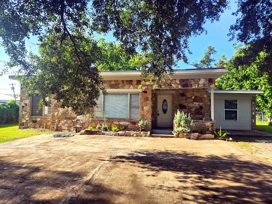 Property photo for 1114 E Pecan Street, Angleton, TX