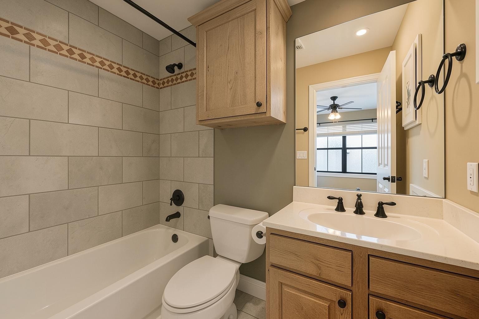2604 Chenevert Street, Houston, TX 77004 The secondary bathroom located on the third floor is an en-suite with full shower and tub - Virtually remodeled