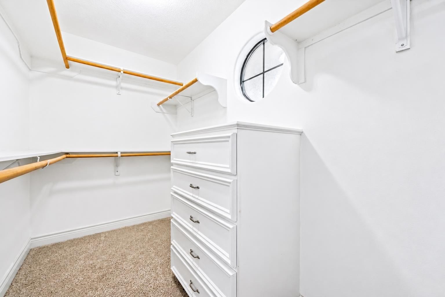 2604 Chenevert Street, Houston, TX 77004 The second walk in closet in the primary room has ample hanging space and build in dresser