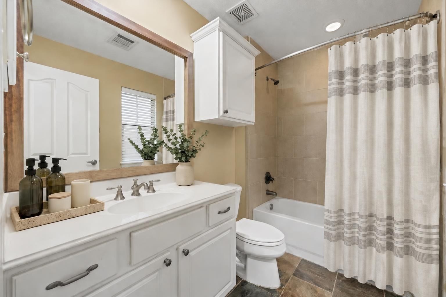 2604 Chenevert Street, Houston, TX 77004 The first floor has a full secondary en-suite bath - Virtually staged