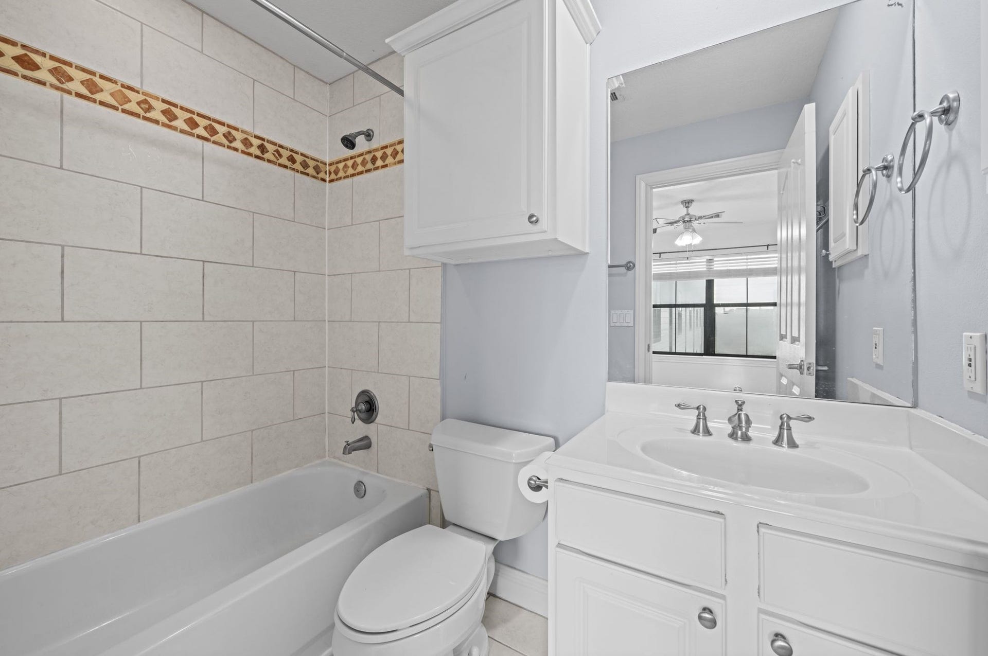 2604 Chenevert Street, Houston, TX 77004 The secondary bathroom on the third floor