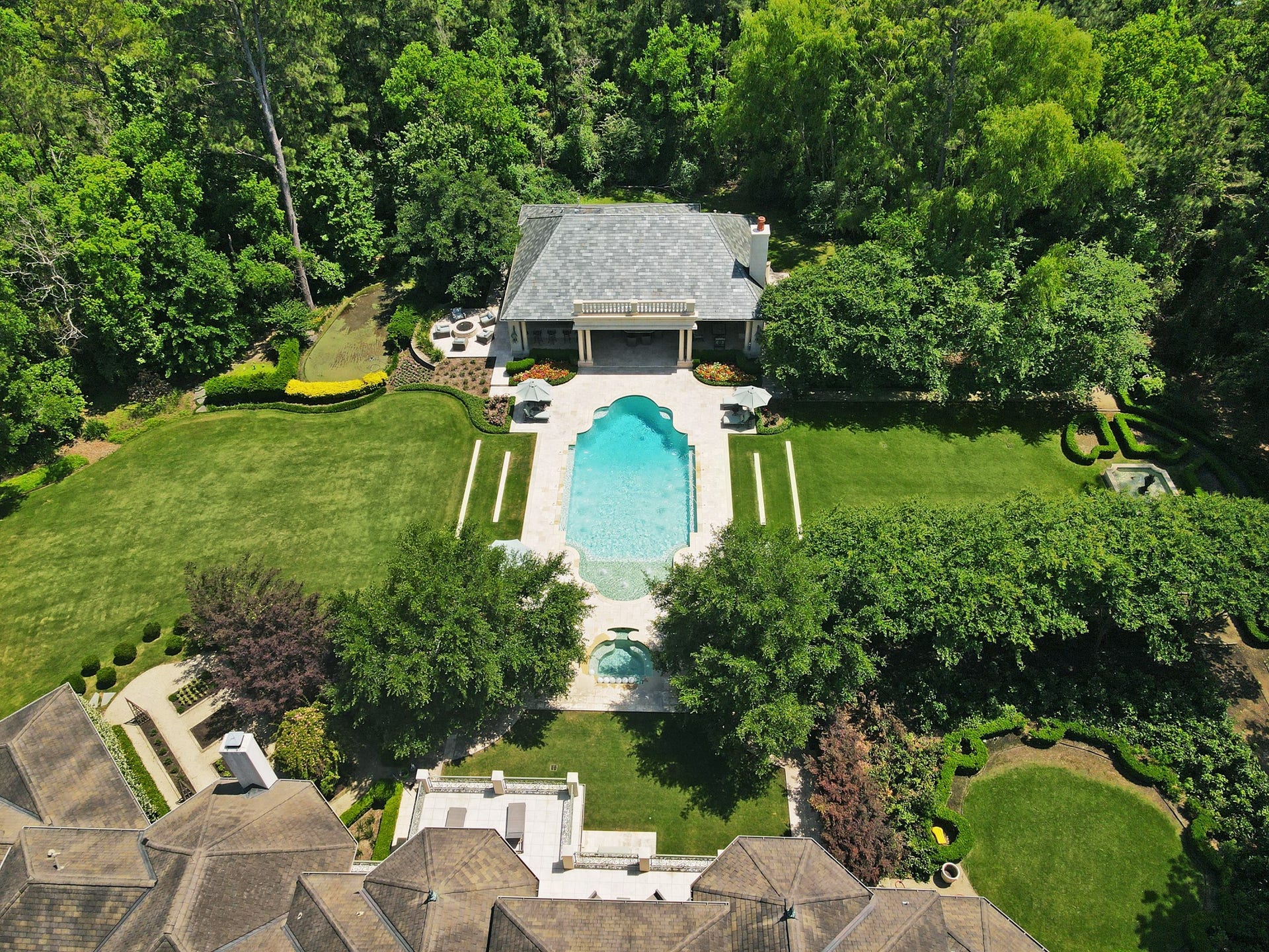 36 Saddlebrook Court, Tomball, TX 77375 The outdoor grounds are a true masterpiece, thoughtfully designed and meticulously crafted by the renowned McDugald Steele Landscape Architects.