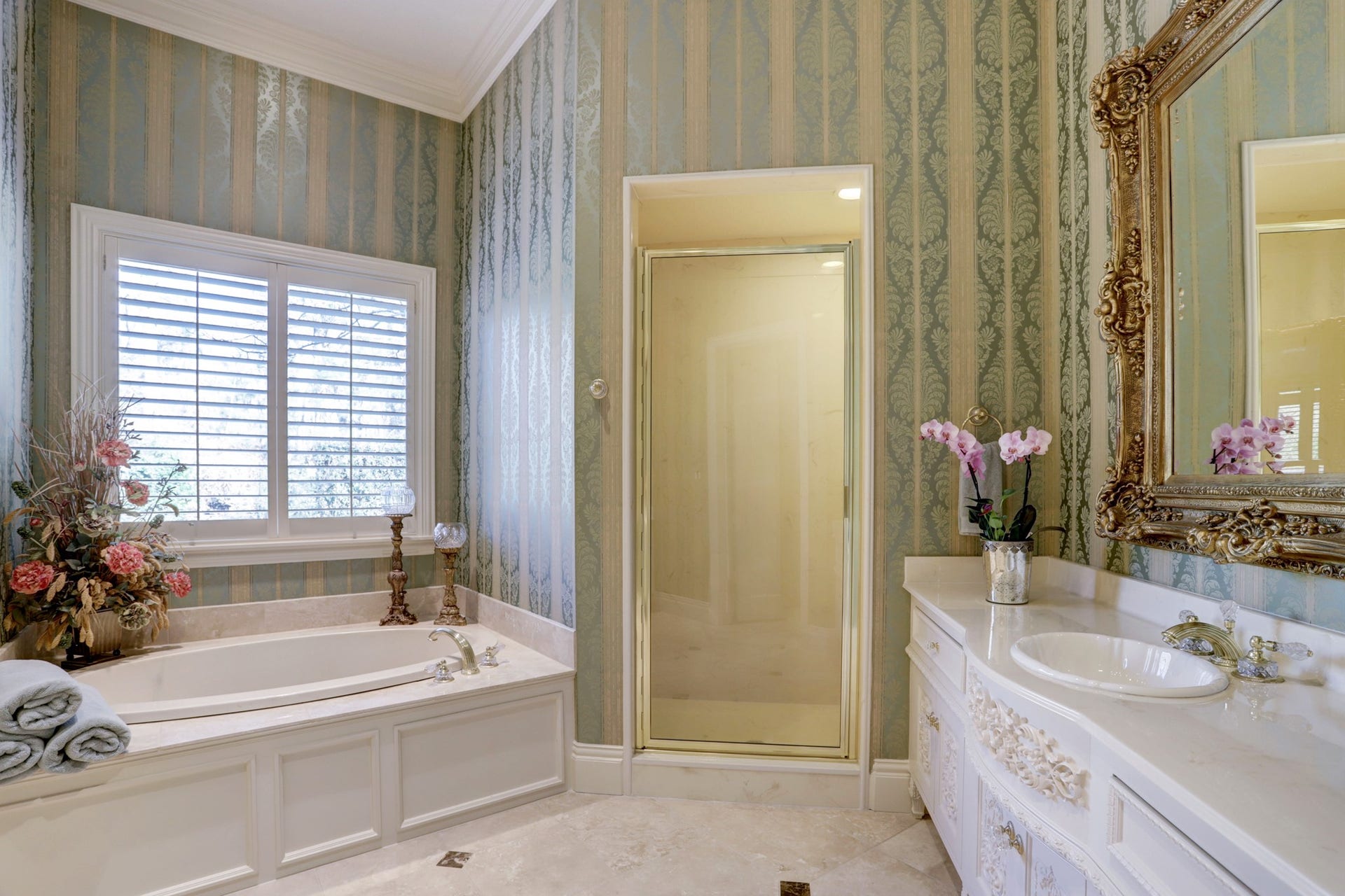 36 Saddlebrook Court, Tomball, TX 77375 Private ensuite bath on the first floor, offering the potential for a secondary primary suite with its own entrance to the motor court.