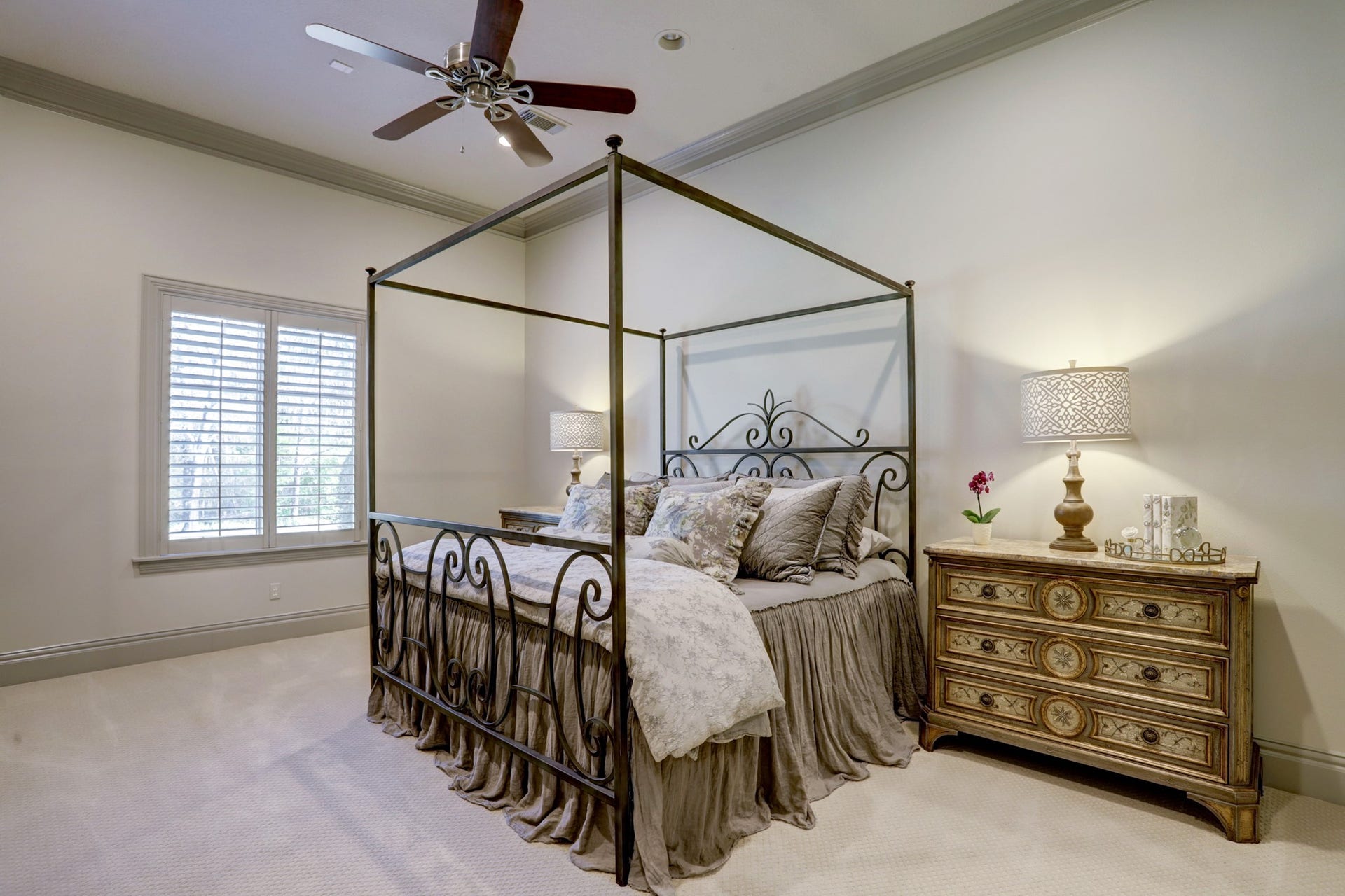 36 Saddlebrook Court, Tomball, TX 77375 Spacious secondary guest suite downstairs with a primary-sized ensuite bath separated by private hall and entrance opposite of family room.