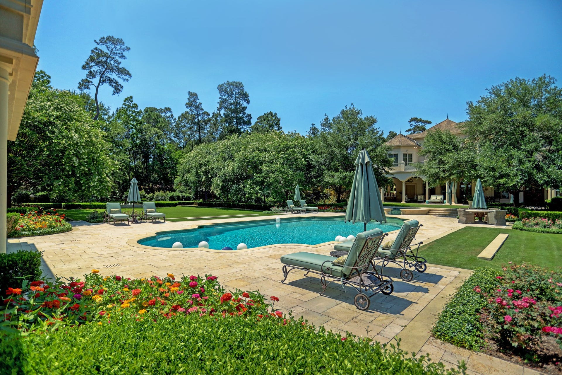 36 Saddlebrook Court, Tomball, TX 77375 Picture yourself entertaining outdoors, wander through lush gardens, or enjoy the sports court and outdoor fire pit.