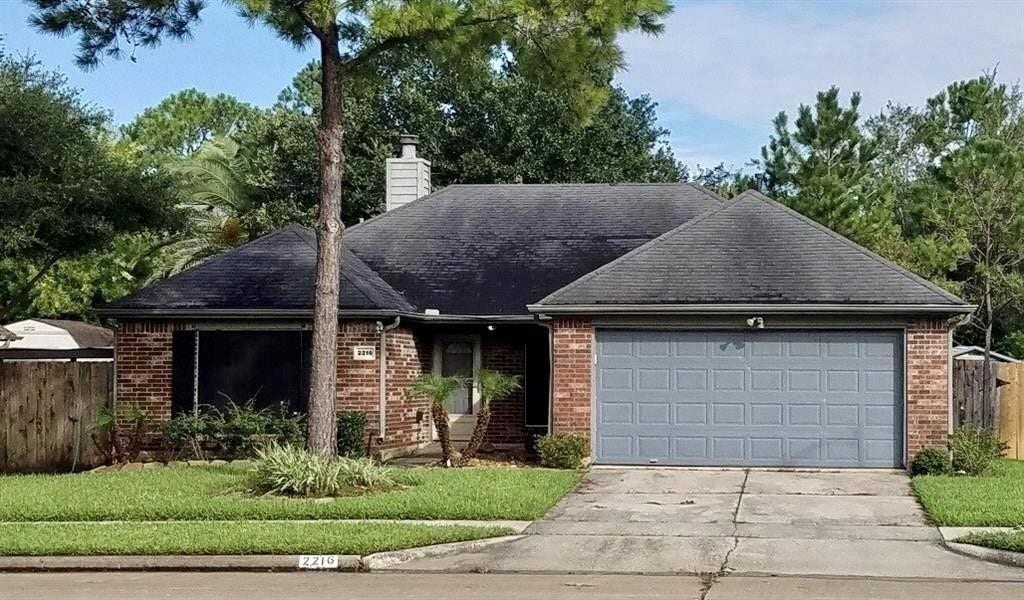 2216 Westminister Street, Pearland, TX 77581 Desirable 3 bedroom 2 bath home in Pearland's Banbury Cross