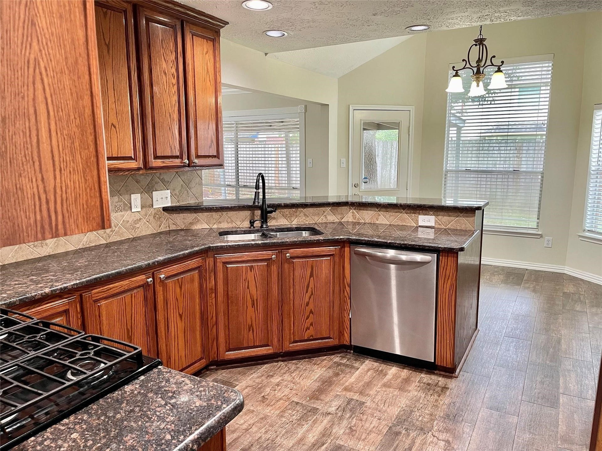 2216 Westminister Street, Pearland, TX 77581 Lots of cabinet space