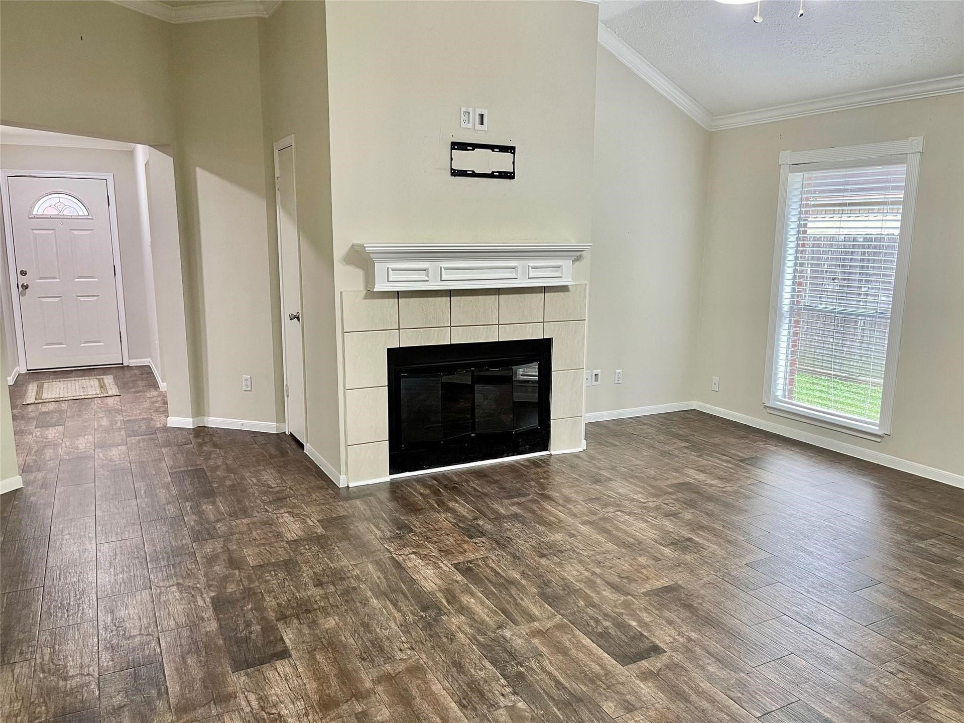 2216 Westminister Street, Pearland, TX 77581 Foyer into living room