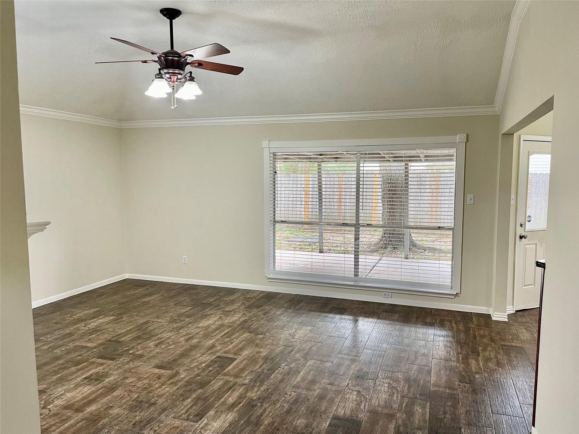 2216 Westminister Street, Pearland, TX 77581 Spacious Living room with view to outside patio area