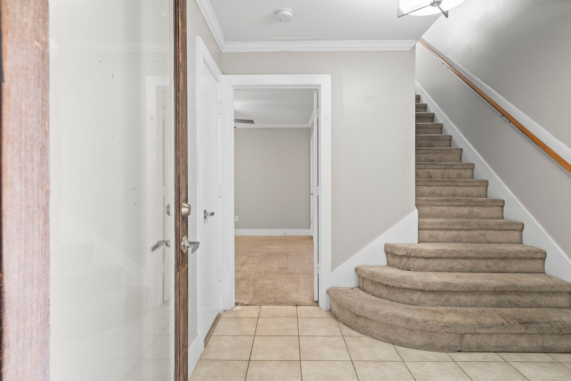 2154 Arabelle Street, Houston, TX 77007 The foyer introduces the home with a clean, defined entry and a sense of separation from the main living areas above. It creates a natural transition into the three-story layout.