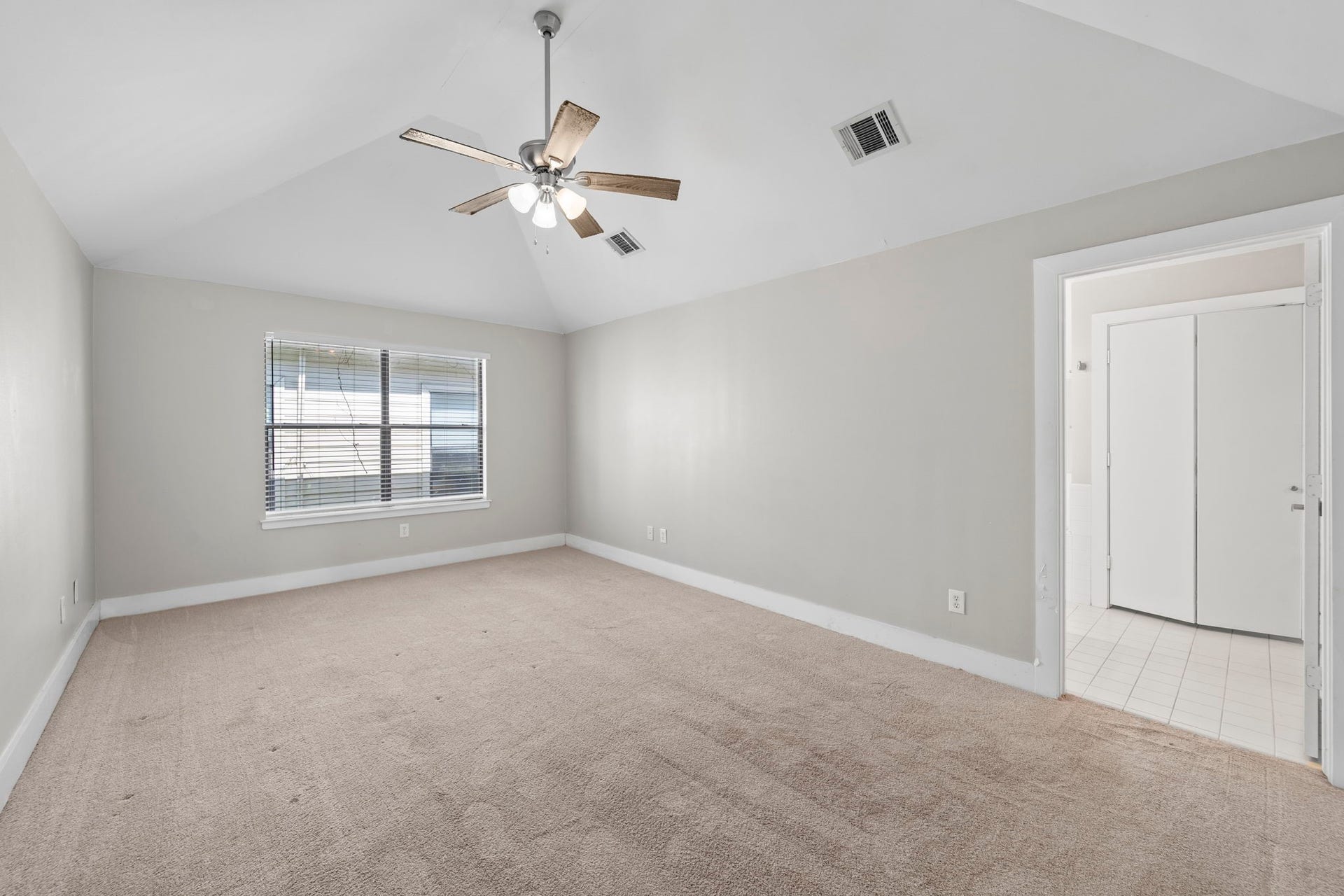 2154 Arabelle Street, Houston, TX 77007 Primary bedroom - Located on the third floor.