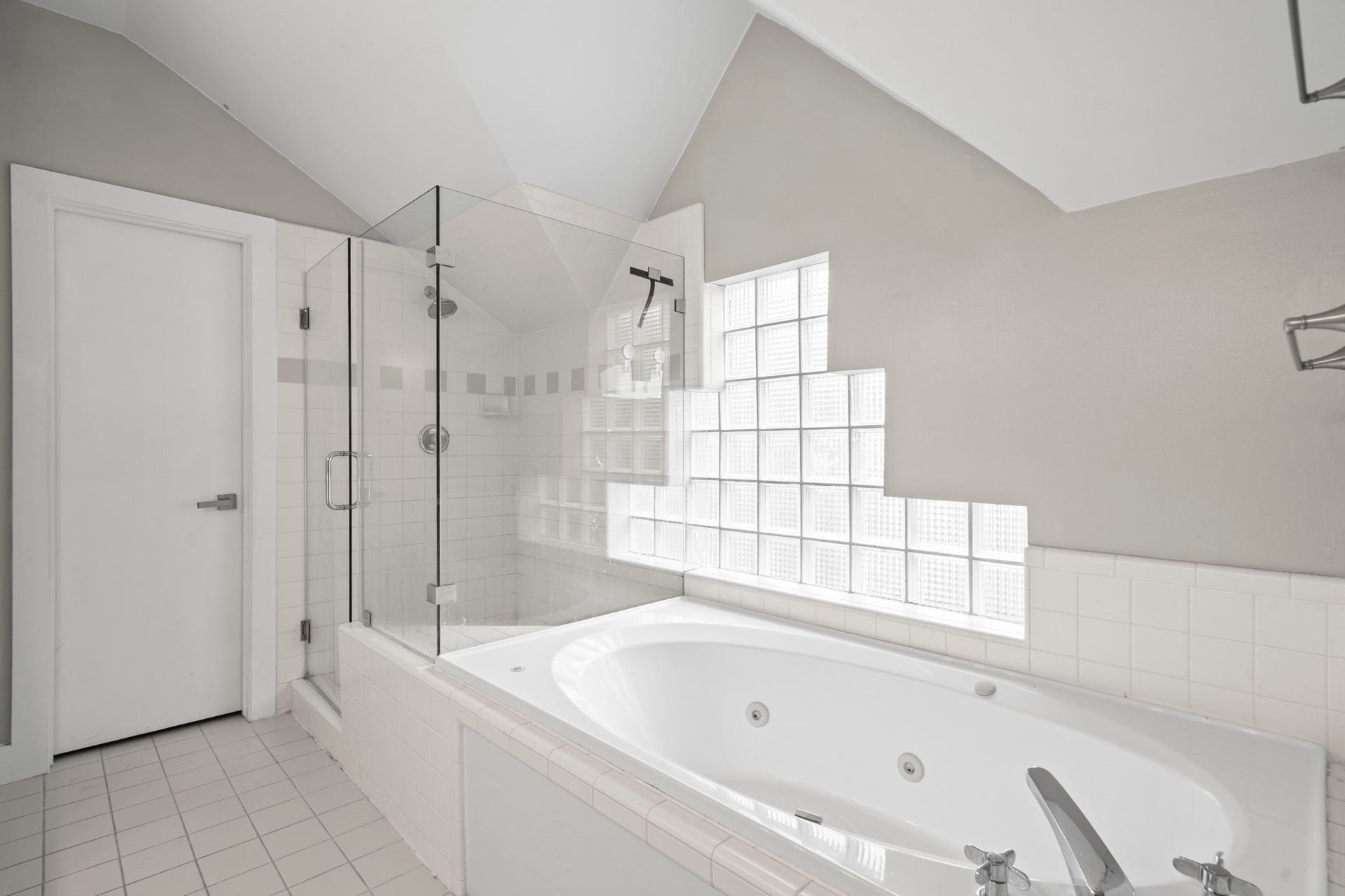 2154 Arabelle Street, Houston, TX 77007 The ensuite bath gives the primary suite a more elevated feel, with separate spaces for getting ready, showering, and relaxing. The jetted tub adds a quiet touch of comfort at the end of the day.