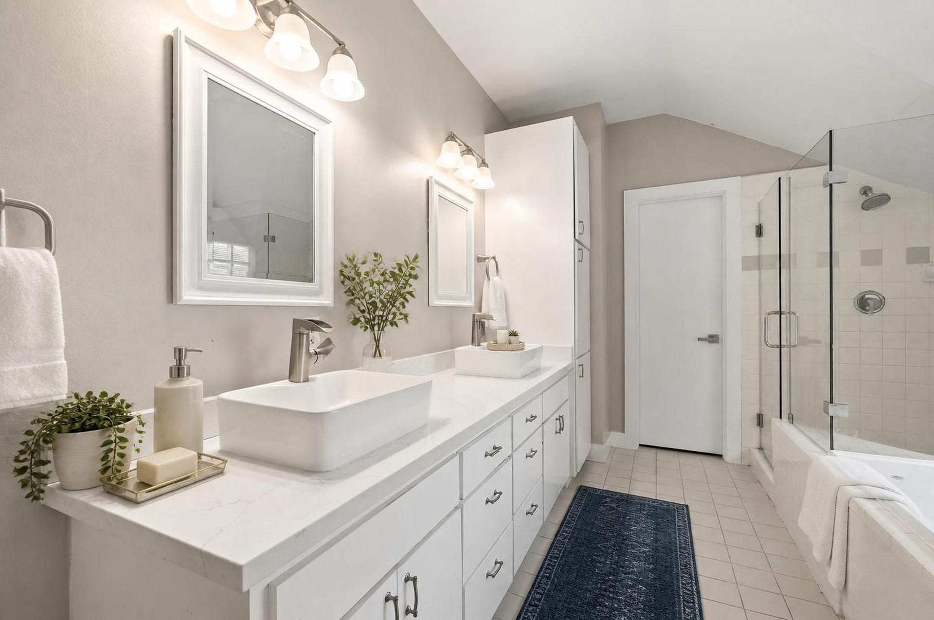 2154 Arabelle Street, Houston, TX 77007 The primary bathroom feels spacious and complete with double sinks, a jetted tub, and a separate shower. It brings comfort and function together in a clean ensuite setting. Virtually staged.