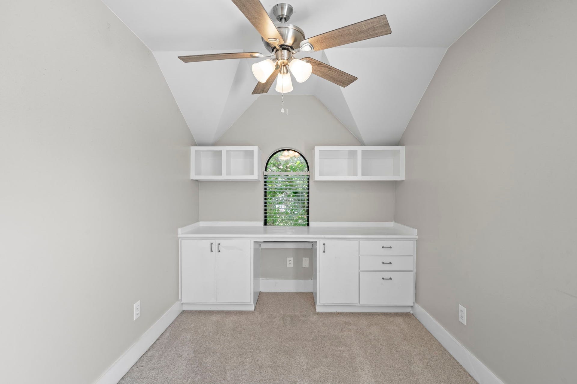 2154 Arabelle Street, Houston, TX 77007 The built-in desk area adds a thoughtful detail to the room, creating a natural place for work, study, or organization. It gives the space more purpose without taking away from its clean feel.