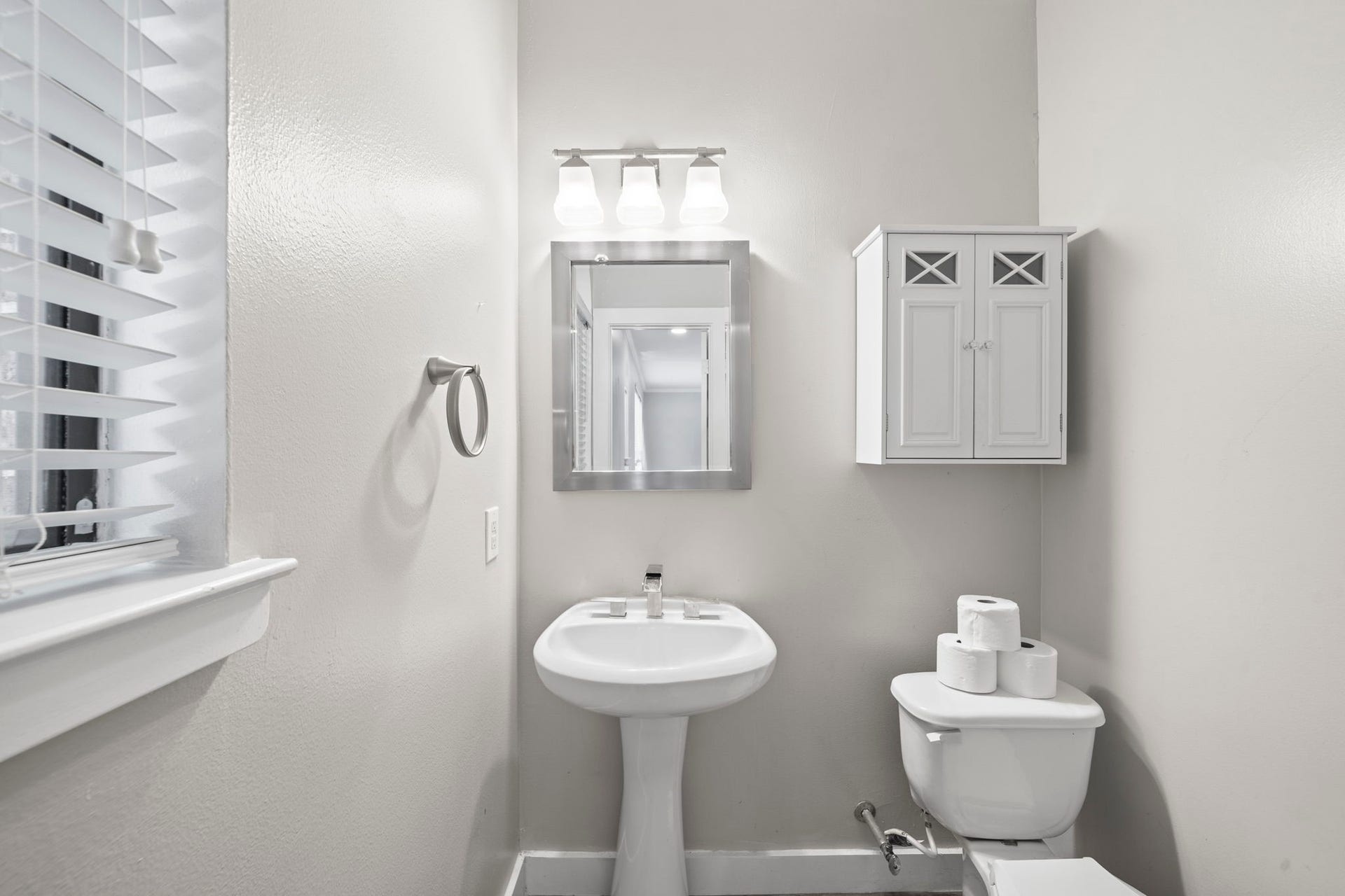 2154 Arabelle Street, Houston, TX 77007 The second-floor half bath adds convenience right where it matters most. It keeps the main living and entertaining level complete without interrupting the flow of the home.