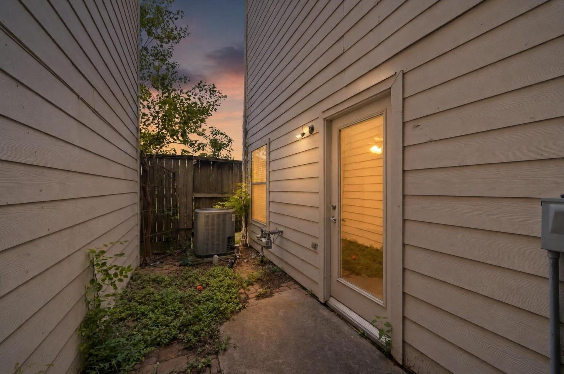 2154 Arabelle Street, Houston, TX 77007 The back patio offers a private outdoor escape tucked behind the home. It is an easy place for plants, a small seating area, or a quiet moment outside.