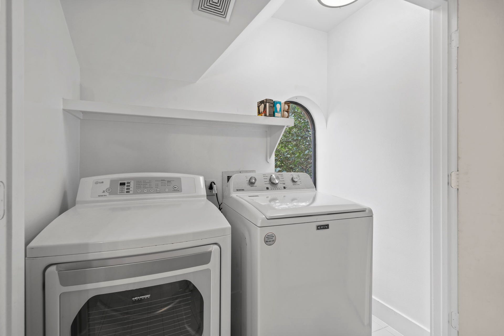 2154 Arabelle Street, Houston, TX 77007 Laundry room