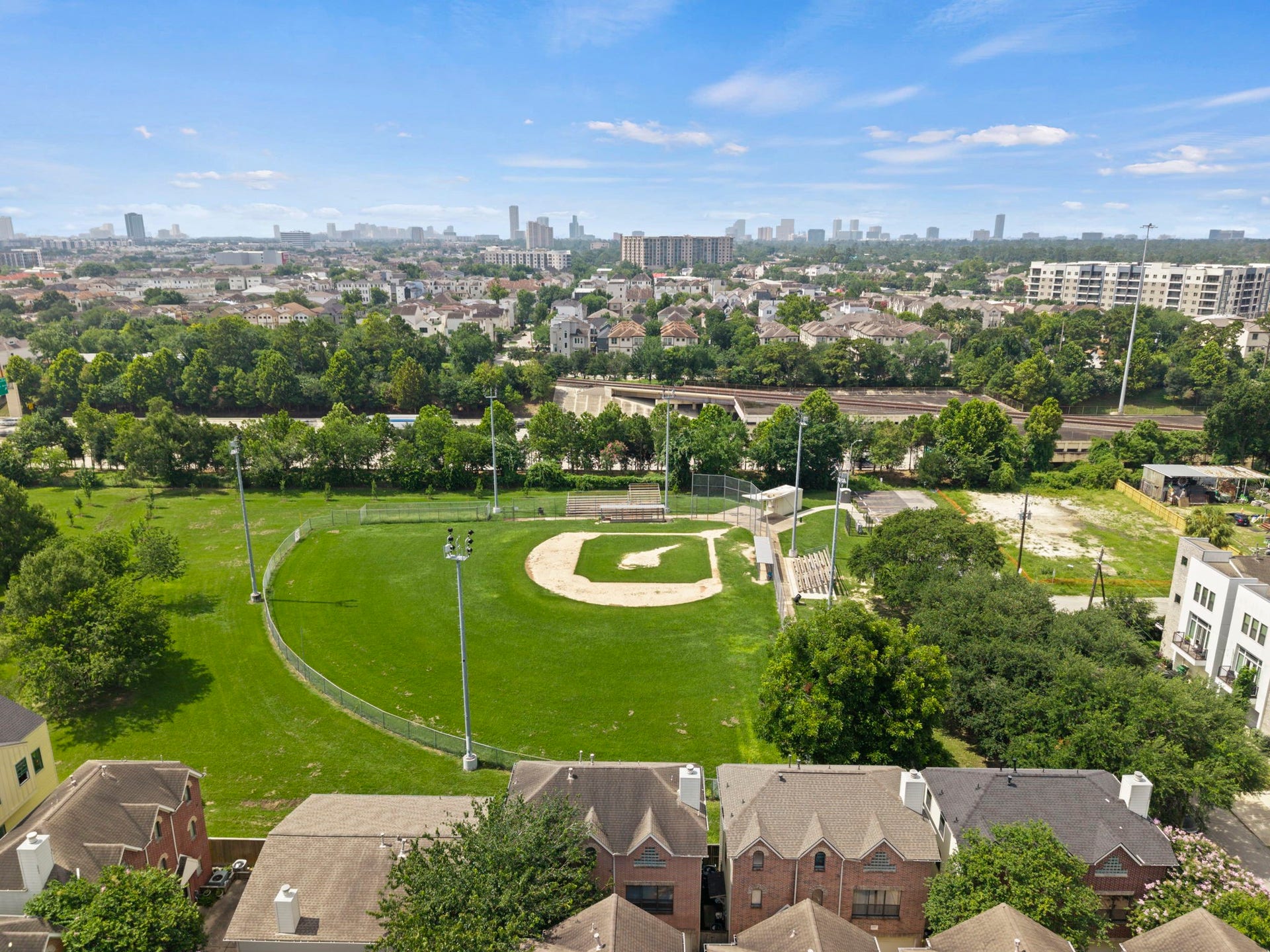 2154 Arabelle Street, Houston, TX 77007 From above, the location becomes one of the homes strongest features. The surrounding neighborhood, nearby green space, and skyline backdrop give the property a true inner-loop feel.