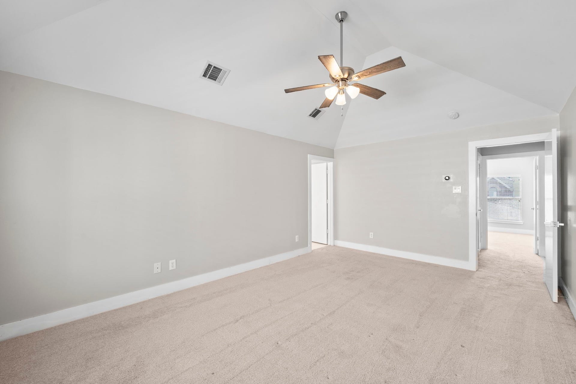 2154 Arabelle Street, Houston, TX 77007 Primary bedroom - Located on the third floor.