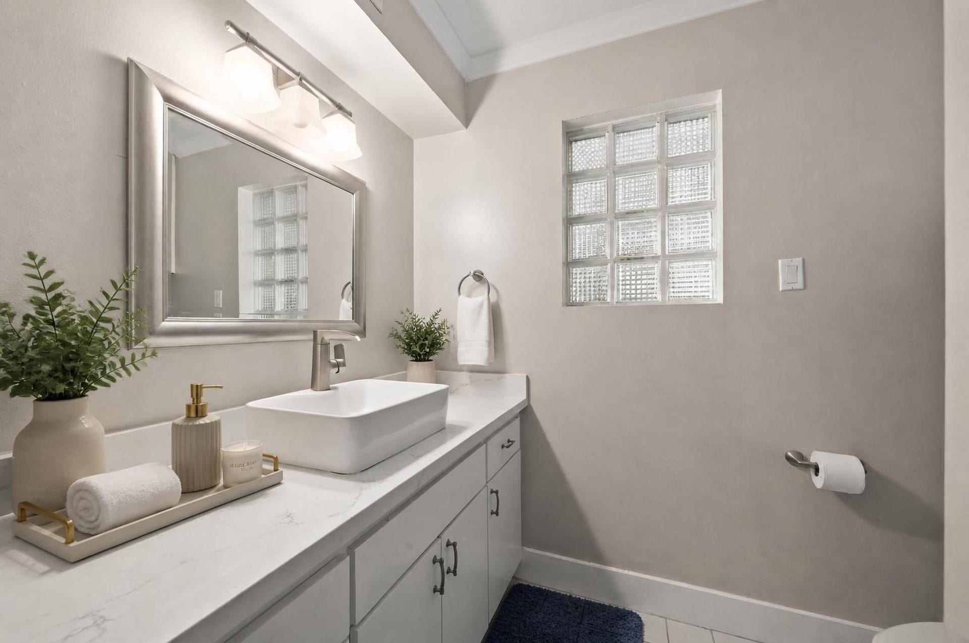 2154 Arabelle Street, Houston, TX 77007 Bathroom - 1st floor
