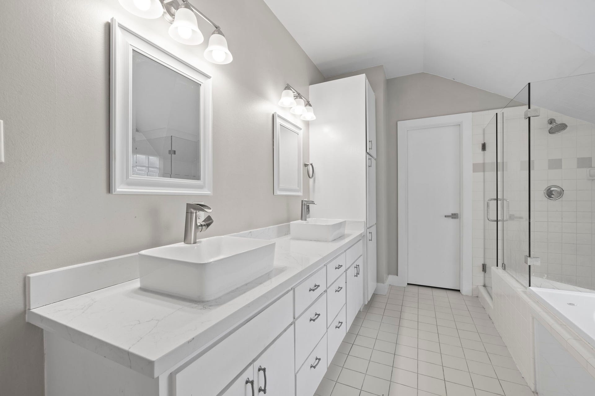 2154 Arabelle Street, Houston, TX 77007 Primary suite bathroom