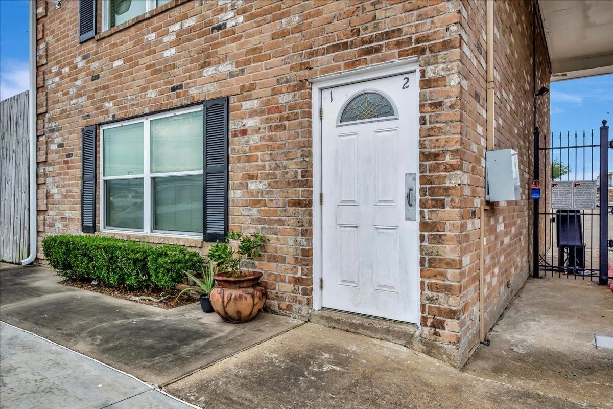 Conveniently located at the front of the community, just to the left of the gatethis second-story unit offers easy access and maximum privacy with only one neighbor below!