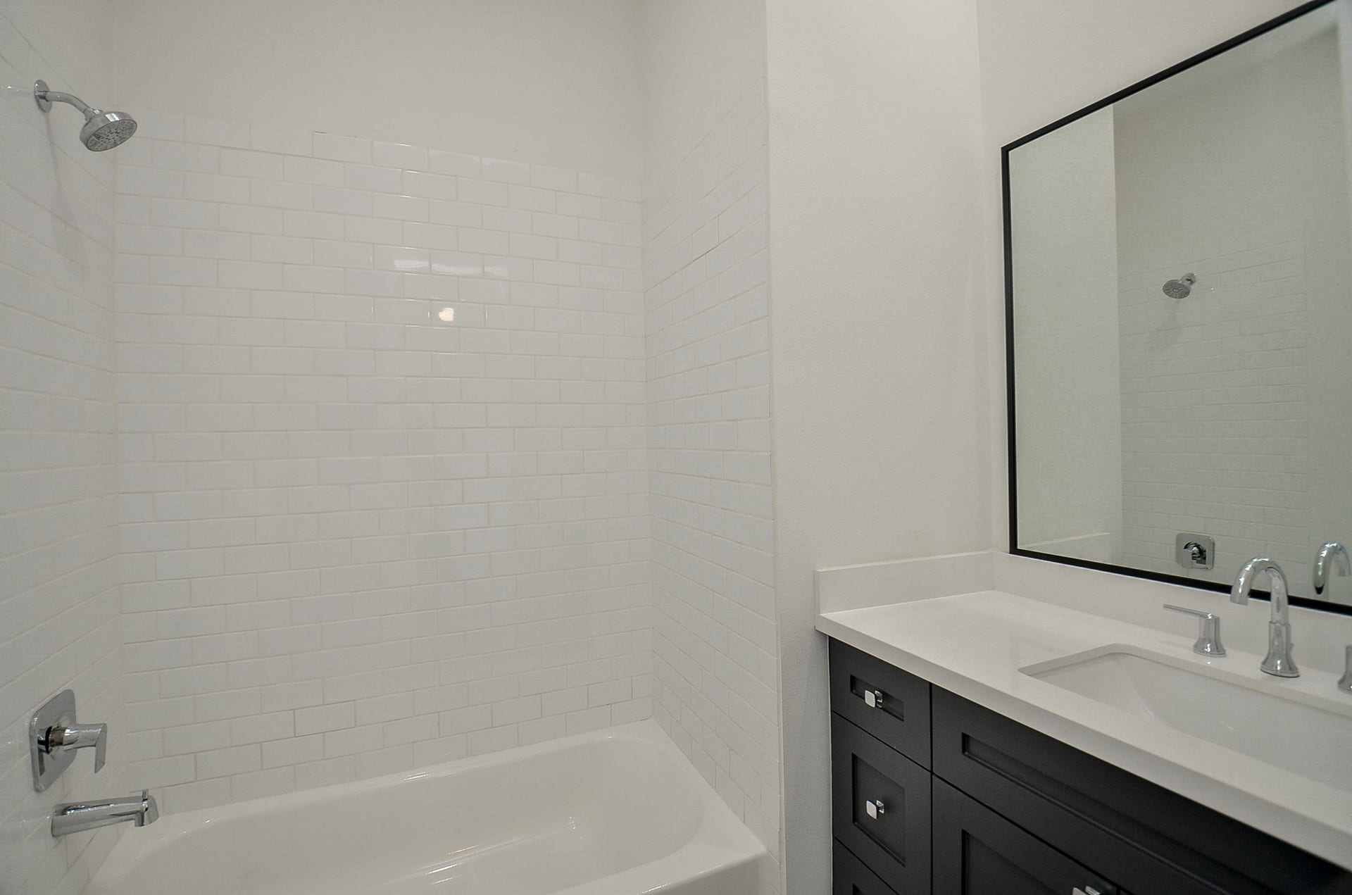 204 Burr Street, #G, Houston, TX 77011 Private upstairs secondary bath with a tub and shower combination.