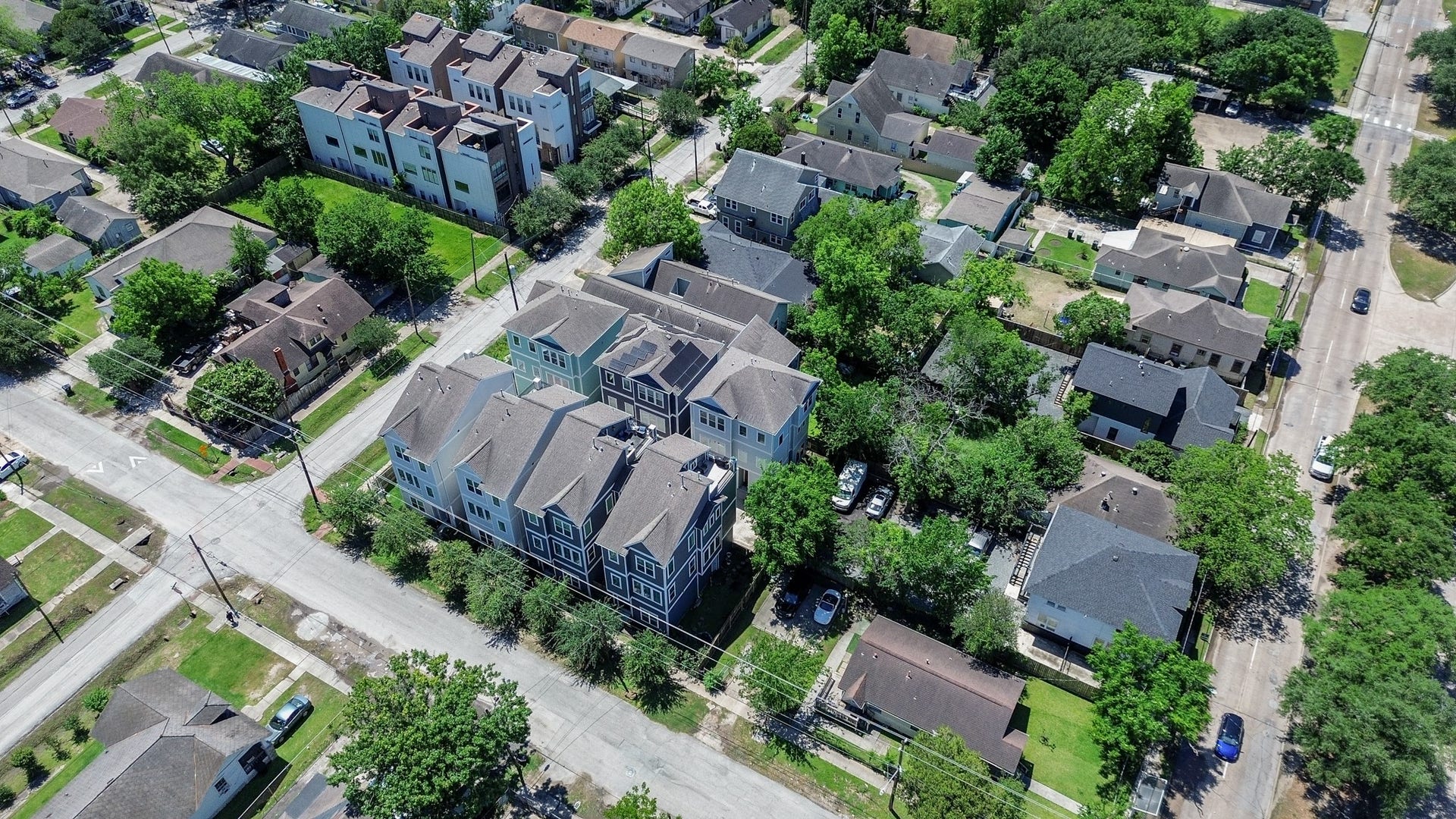 204 Burr Street, #G, Houston, TX 77011 Also just a few blocks from the home is the Lockwood Light Rail Station and bus stops making commuting effortless.